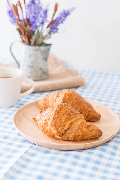 Croissant de manteiga na mesa