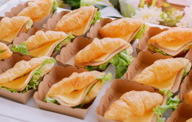 Croissant de presunto e queijo no dia do casamento