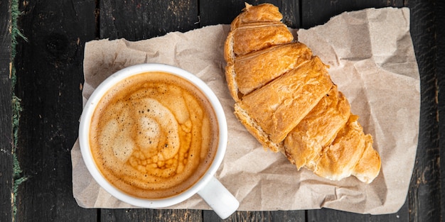 Croissant e café, bebida quente, refeição fresca, lanche na mesa, cópia de fundo de comida de espaço