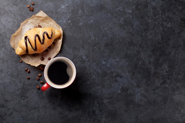 Croissant e café frescos