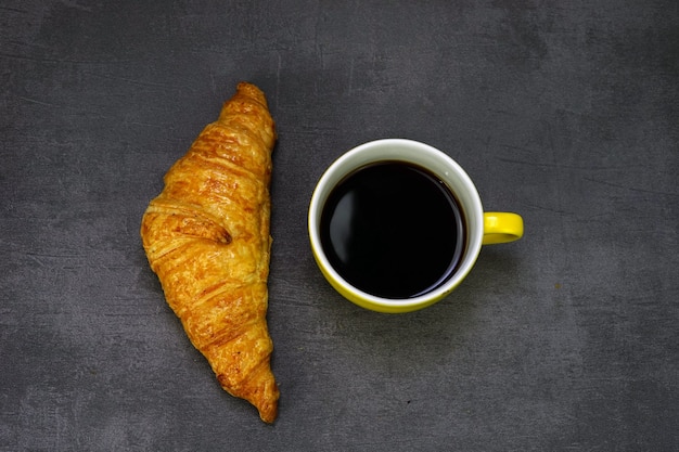 Croissant e café