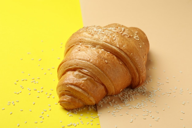 Croissant e gergelim em dois tons, close-up