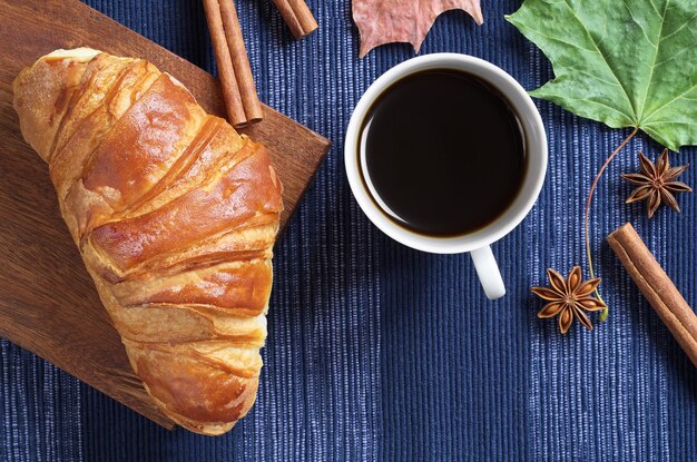 Croissant e xícara de café