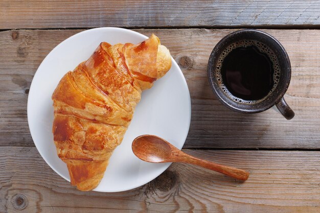 Croissant e xícara de café