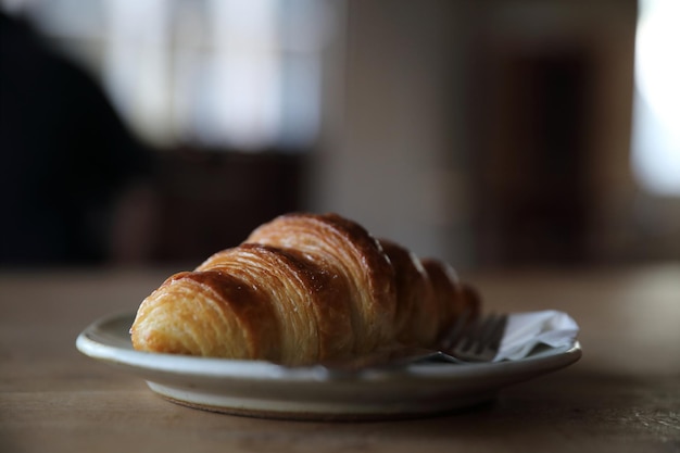 Croissant em fundo de madeira