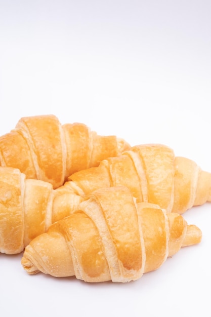 Croissant em um fundo branco. Pão tradicional francês.