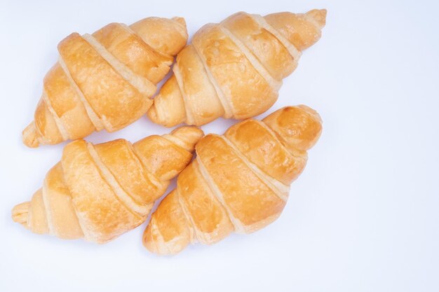 Croissant em um fundo branco. Pão tradicional francês.