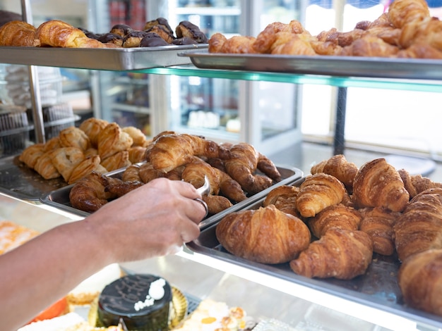 Croissant de explotación de mano de mujer panadero