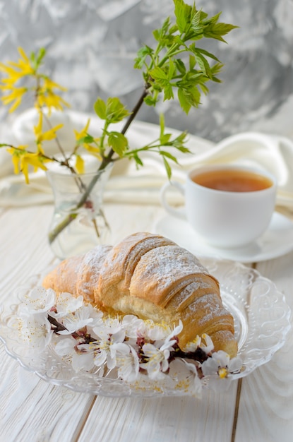 Croissant y flor de cerezo