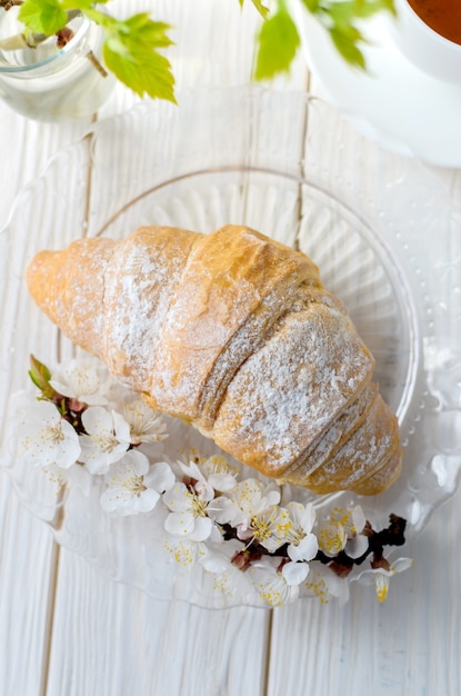 Croissant y flor de cerezo