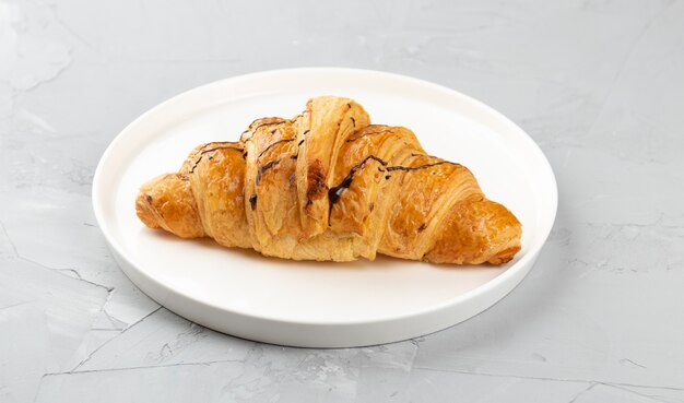 Croissant fragante fresco horneado con almendras