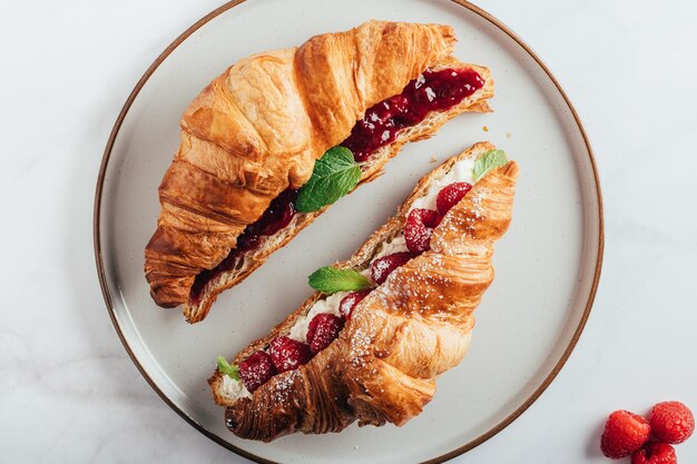 Croissant con frambuesas frescas