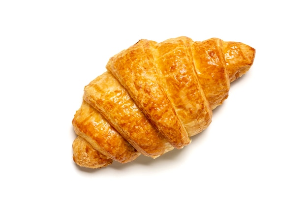 Croissant francés fresco aislado sobre fondo blanco.