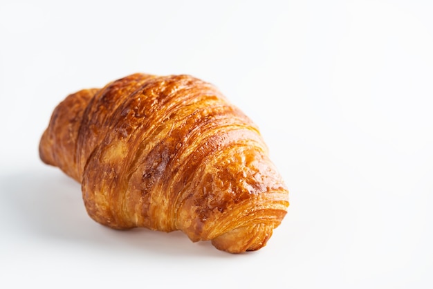 Croissant francês fresco isolado