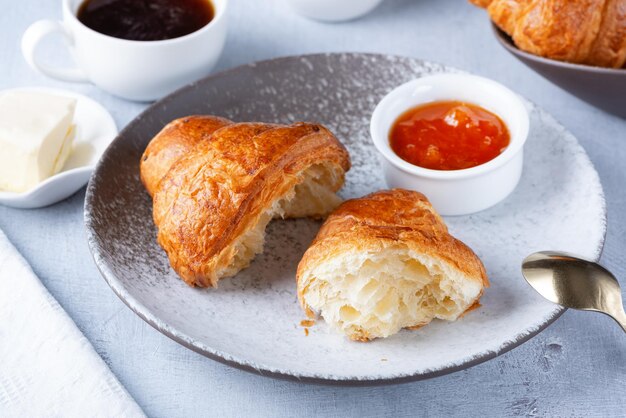 Un croissant francés recién horneado con mantequilla y mermelada de café