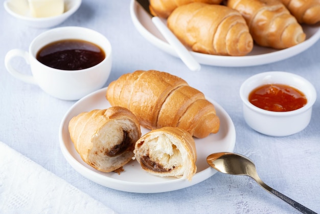 Un croissant francés recién horneado con mantequilla y mermelada de café