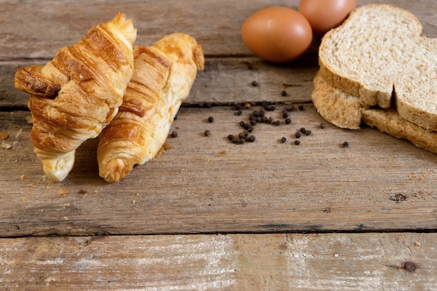 Croissant francés recién horneado panadería y huevo