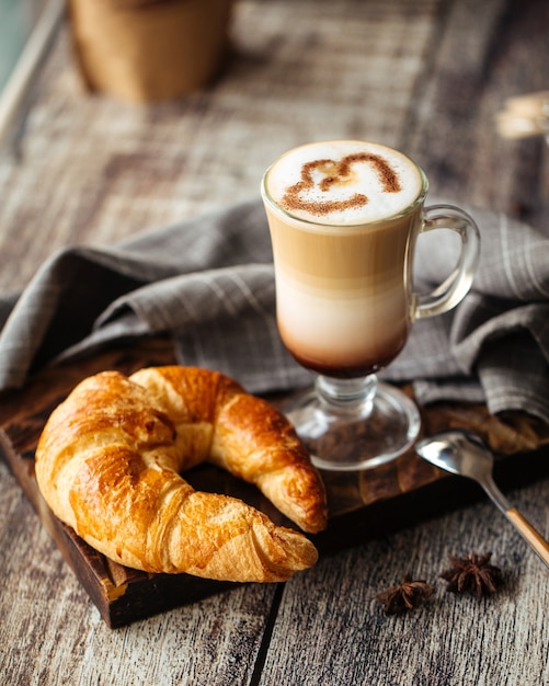 Croissant francés y taza de café con leche