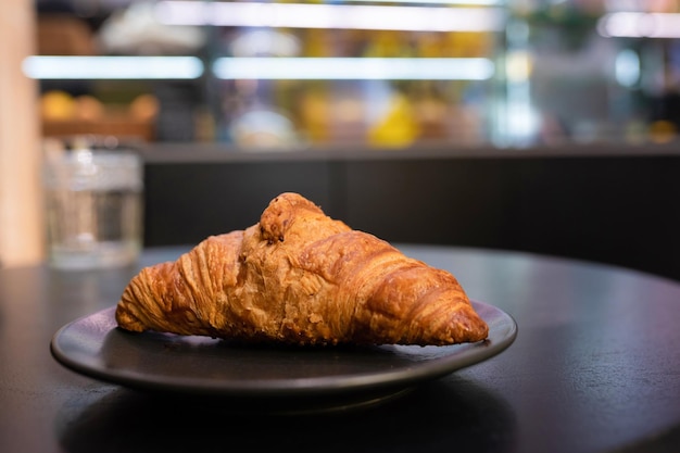 Croissant francés tradicional fresco en una cafetería Concepto de desayuno