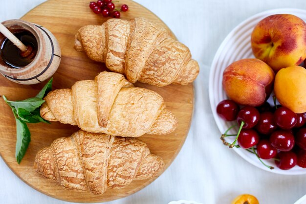 Croissant francês tradicional na mesa branca