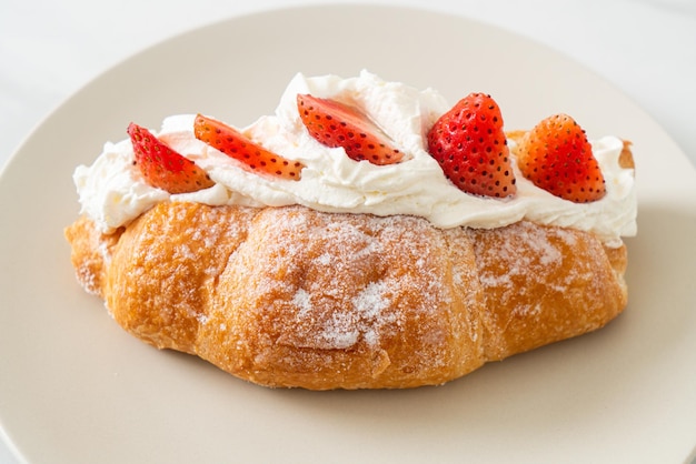 croissant de fresa y crema fresca en placa