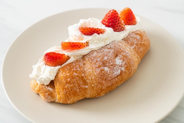 croissant de fresa y crema fresca en placa