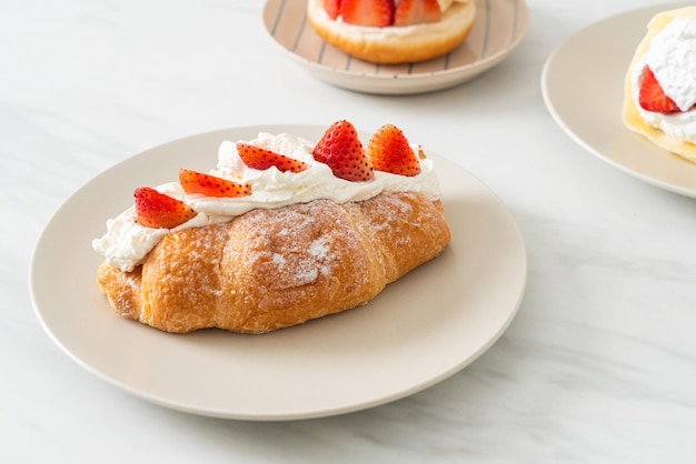 croissant de fresa y crema fresca en placa