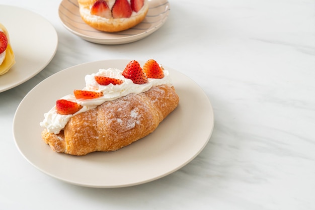 croissant de fresa y crema fresca en placa