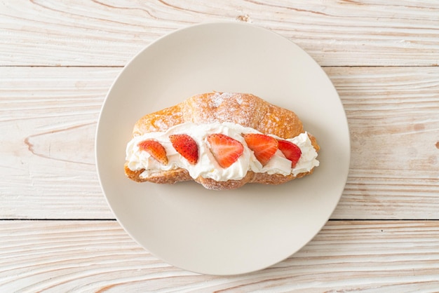 croissant de fresa y crema fresca en placa