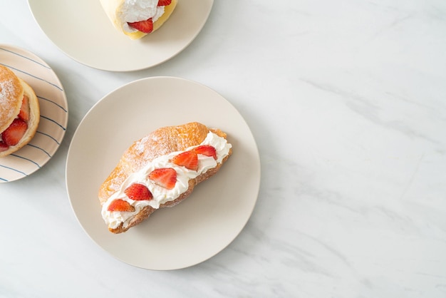 croissant de fresa y crema fresca en placa