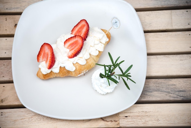 croissant de fresa y crema fresca en placa