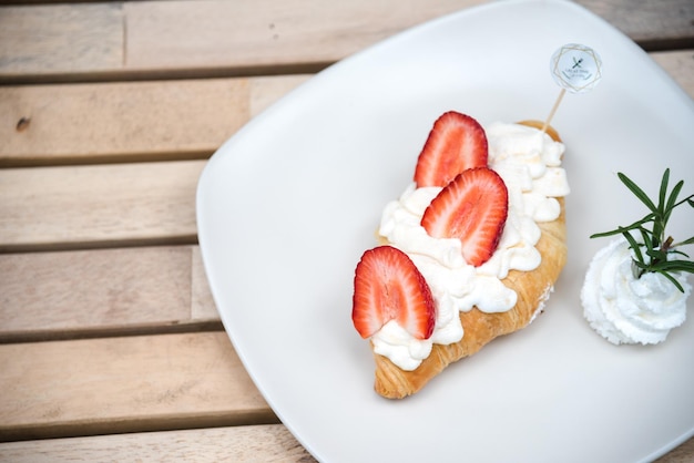 croissant de fresa y crema fresca en placa