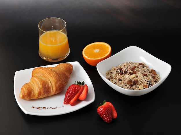 Croissant con fresas en un plato blanco