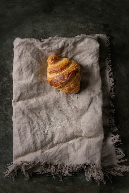 Foto croissant fresco assado