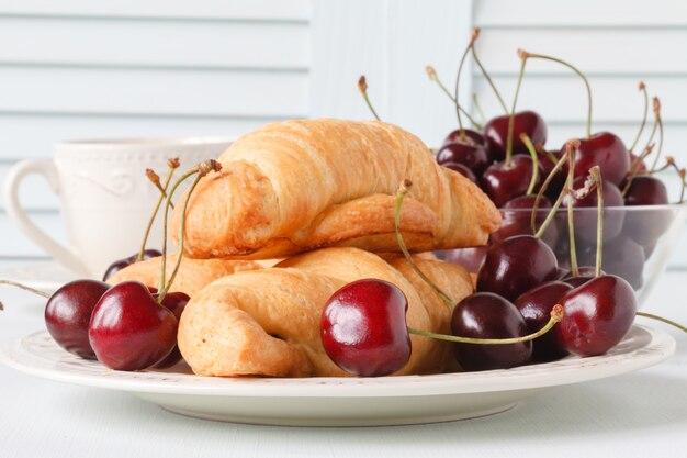 Croissant fresco com cerejas