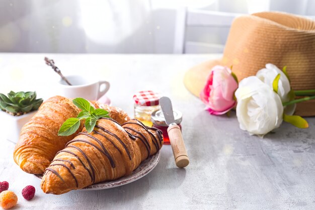 Croissant fresco com frutas e geléia no café da manhã