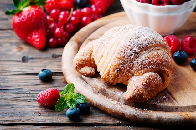 Croissant fresco com mistura de frutas