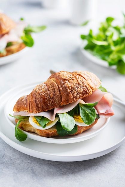 Croissant fresco com salada verde