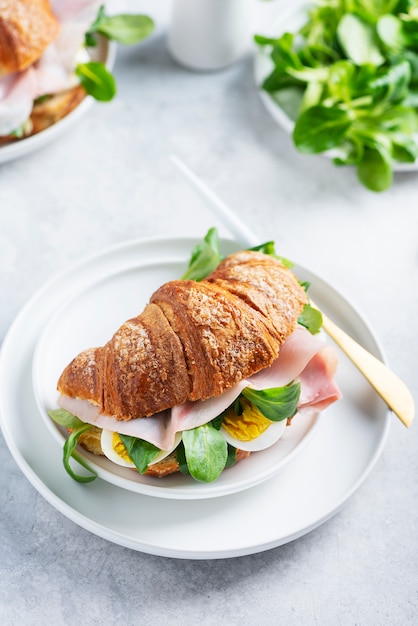 Croissant fresco com salada verde