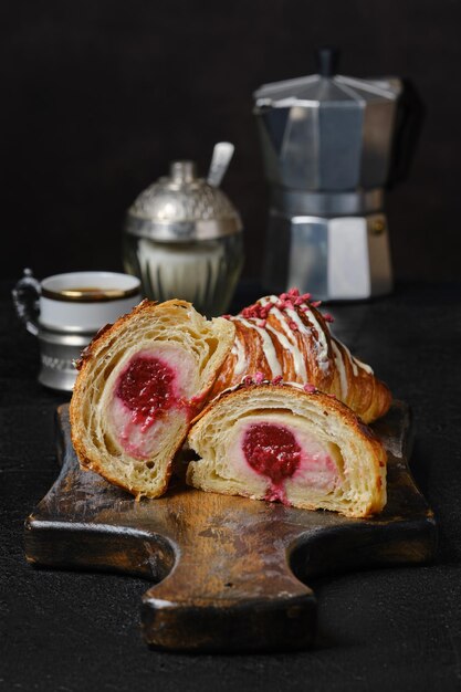 Croissant fresco cortado ao meio mostrando recheio de framboesa