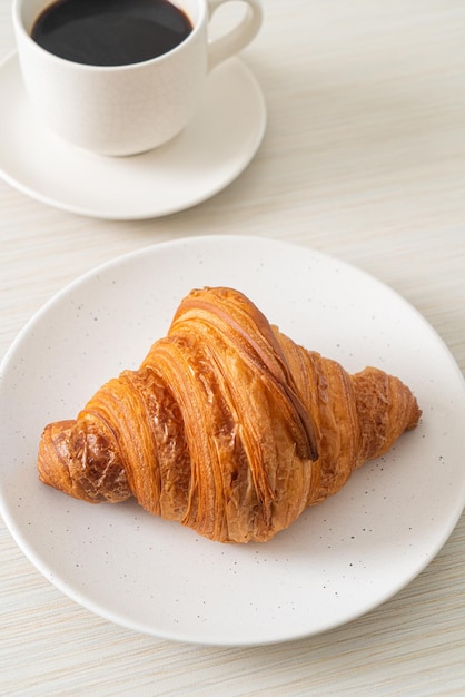 Croissant fresco em prato branco