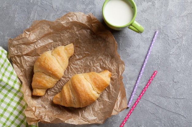 Croissant fresco y leche