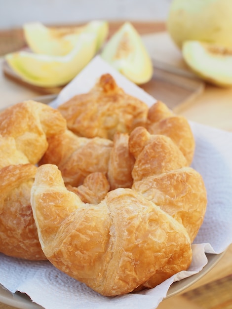 Croissant fresco en la mañana fresca