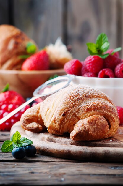 Croissant fresco con mezcla de bayas