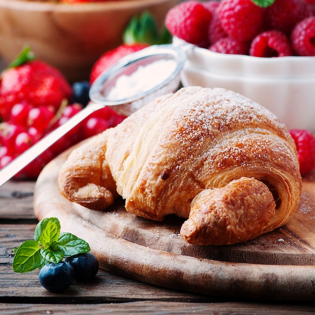 Croissant fresco con mezcla de frutas y menta