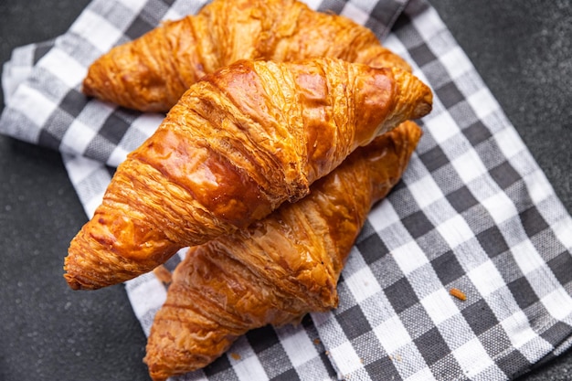 croissant fresco pasteles comida comida bocadillo en la mesa espacio de copia fondo de comida vista superior rústica