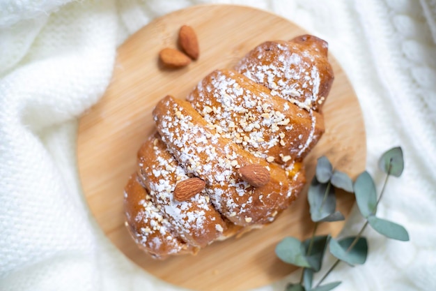 Croissant fresco perfumado em uma placa de madeira março abril maio