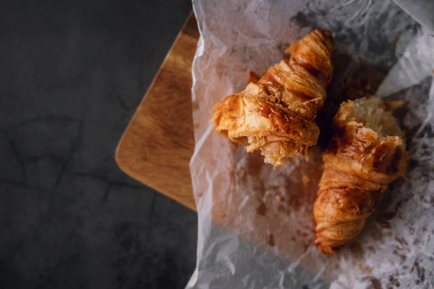 Croissant fresco puesto en la mesa de cemento