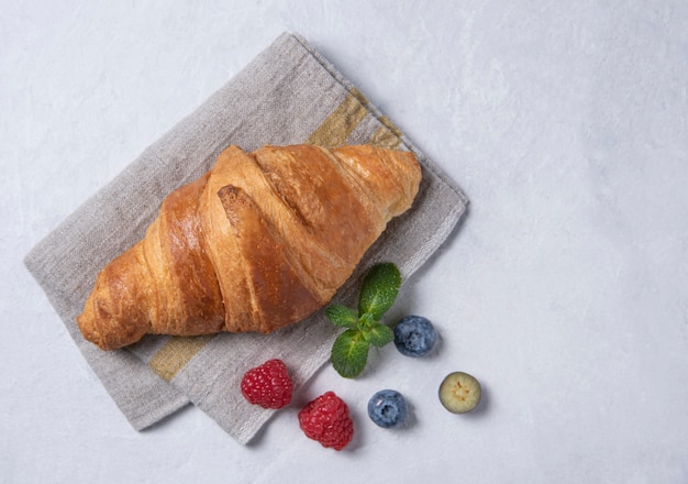 Croissant fresco en una servilleta