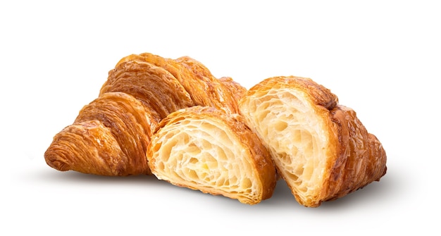 Croissant fresco sobre fondo blanco.